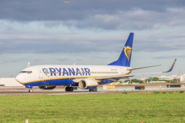 Ryanair Boeing 737 800 uçak Lizbon Humberto Delgado havaalanında taksicilik yapıyor.