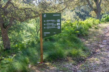 Tapada Nacional de mafra, Portekiz 'de yürüyüş ve bisiklet yollarını gösteren yeşil yürüyüş yolu işareti, açık hava aktivitelerini ve doğa keşiflerini teşvik eden