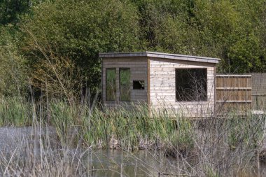 Tahta kuş gözlemciliği sesimbra, Portekiz 'deki lagoa pequena yorumlama alanında eko-turizmi teşvik eden bir gizlenme yeri