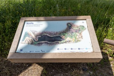 Lagoa pequena yorumlayıcı uzayını gösteren bilgilendirici harita, simbra, Portekiz 'de popüler bir kuş izleme merkezi, eko-turizm ve çevre bilincini destekliyor