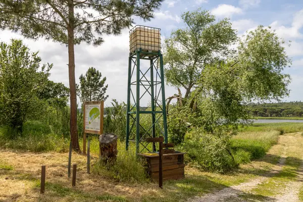 Su kulesi, bilgi panosu, ve lagoa pequena yorumlama alanının patika girişi, sesimbra, Portekiz 'de bir kuş izleme cenneti.