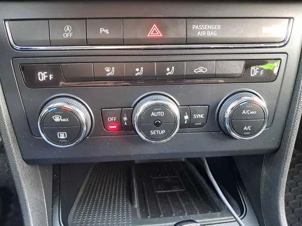 Klima kontrol panelini bir koltuğun içine kapat, ısıtma ve havalandırma ayarlarını vurgula