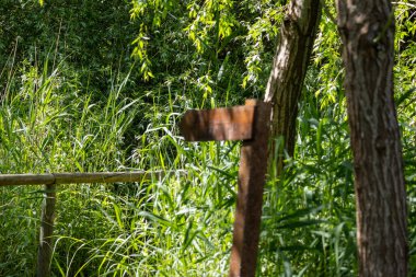 Lagoa pequena yorumlama alanında paslı metal levha, sesimbra, Portekiz yakınlarında bir kuş izleme cenneti