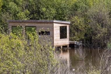 Tahta kuş gözlemciliği, Portekiz, Portekiz 'deki lagoa pequena yorum alanında saklanarak gölün ve doğanın çarpıcı manzarasını sağlar.
