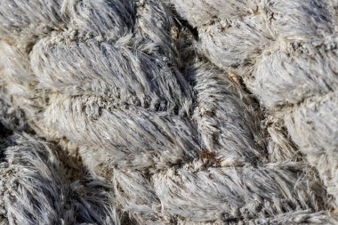 Yıpranmış beyaz ipin ayrıntılı görünümü dokuyu renklendiriyor ve tek tek lifler