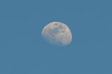 Yarım ayın kapanışı Gündüz gökyüzünü aydınlatıyor