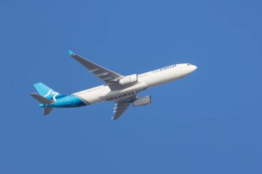 Beyaz hava transferi a330 açık mavi gökyüzünde yükseliyor