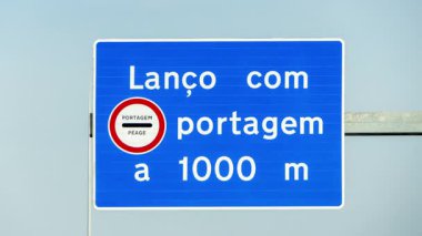 Portekiz 'de 1000 metre sonra şeritli yol tabelası var.