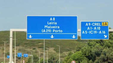 Leiria, Malveira, Porto ve Portekiz 'deki diğer noktaların yönlerini gösteren yol işaretleri
