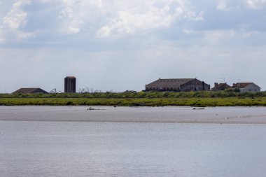 Tagus nehrinin kıyısında Lizbon, Portekiz yakınlarındaki eski fabrika binaları ve depoları yavaşça çürüyor.