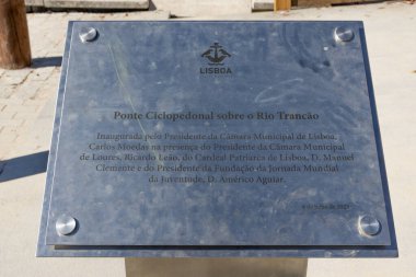 6 Temmuz 2023 'te Lizbon, Portekiz' deki Trancao Bisiklet Köprüsü 'nün açılışı anısına metal plaket.