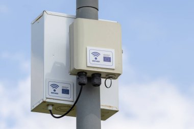 Wifi4eu ekipmanları halka açık bir alanda ücretsiz kablosuz internet erişimi sağlayarak, Avrupa Birliği genelinde dijital katılımı teşvik etmektedir