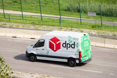 Lizbon, Portekiz 'de otoyolda giden beyaz ve yeşil DPD minibüsü, sıfır emisyon.
