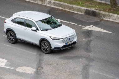 Çağdaş SUV otomobili şehir caddesinde, otomotiv endüstrisinde ve ulaşım konseptinde ilerliyor