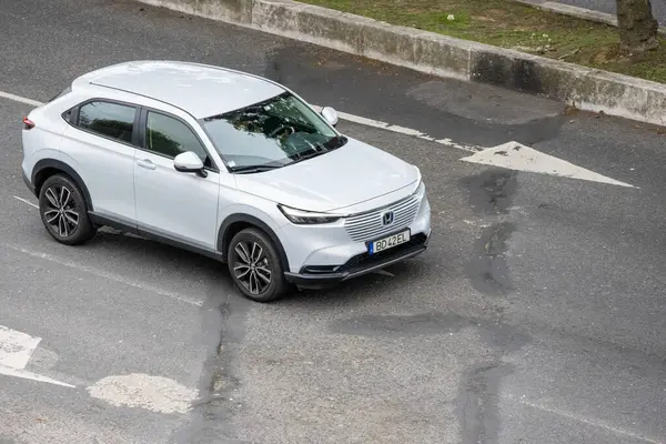 Çağdaş SUV otomobili şehir caddesinde, otomotiv endüstrisinde ve ulaşım konseptinde ilerliyor