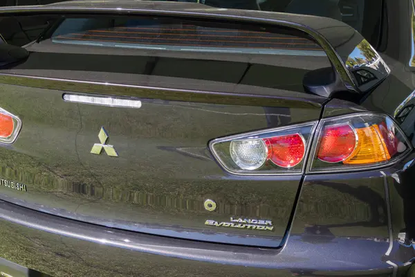 Mitsubishi Lancer evriminin arka tarafında arka farlarını, spoiler ve amblemlerini vurguluyor.