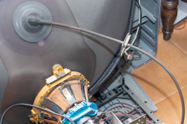 Eski bir crt televizyonun karmaşık iç bileşenlerini kapat, karmaşık kablolarını ve elektronik parçalarını göster