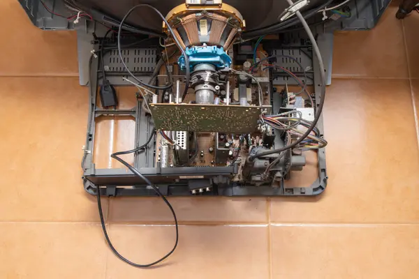 Parçalanmış vintage crt televizyon iç bileşenleri ortaya çıkarıyor, teknoloji, onarım veya elektronik kavramlar için ideal