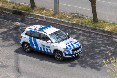 Portekiz polis arabası şehir yolunda ilerliyor, hava manzaralı.