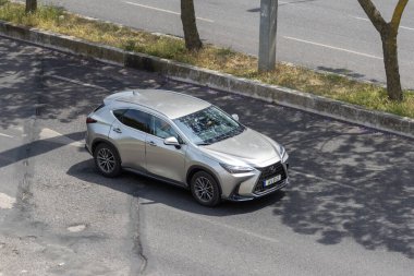 Gümüş lexus ux 250 saat asfalt yolda, yukarıdan görüldü.