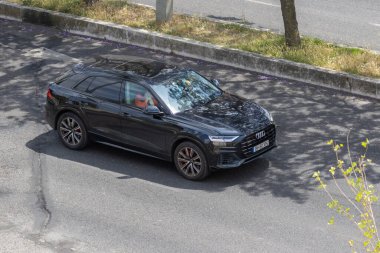 Şehir yolunda araba süren modern lüks SUV, havadan bakıldığında...