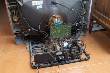 Parçalanmış bir crt televizyonun karmaşık iç bileşenlerini araştırmak, eski bir dönemin karmaşık teknolojisini ortaya çıkarmak,