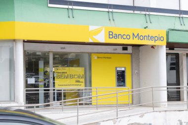 Banco Montepio şubesinin dış cephesinde Portekiz 'in belirgin sarı markası, ATM' si ve ulaşılabilir girişi sergilenmektedir.