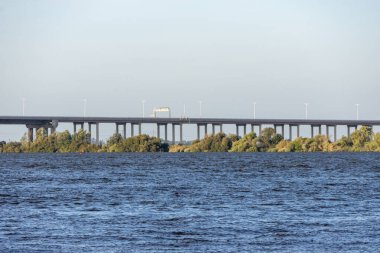Lizbon, Portekiz 'de uzun otoban köprüsü sakin sularla güneşli bir günde