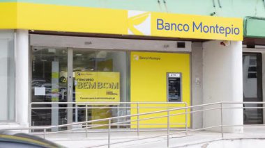 Portekiz 'deki ATM ile Banco Montepio şubesi cephesi