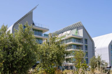 Güneş panelleri olan yerleşim yerleri, brako de prata, Lizbon, Portekiz 'de sürdürülebilir yaşamı destekleyen modern mimariyi sergiliyor.