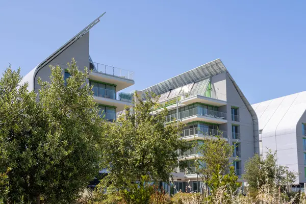 Güneş panelleri olan yerleşim yerleri, brako de prata, Lizbon, Portekiz 'de sürdürülebilir yaşamı destekleyen modern mimariyi sergiliyor.