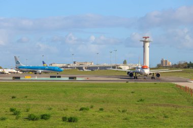 KIM ve kolay jet uçakları Lizbon Humberto Delgado Uluslararası Havaalanı 'nda taksicilik yapıyor.