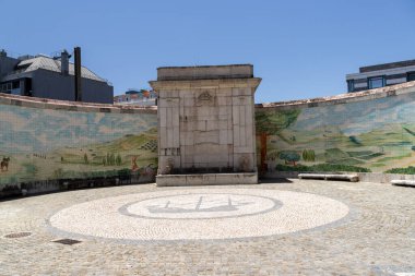 Entrecampos Çeşmesi, azulejo 'nun kırsal bölgeleri betimlediği bir karavanı temsil eden Lizbon, Portekiz' de duruyor.