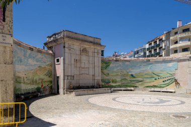 Chafariz dos cavalinhos Çeşmesi Lizbon, Portekiz 'de bukolik bir manzarayı gösteriyor