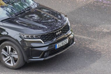 Modern siyah Kia Sorento 'nun asfalt yolda araba sürüşünün ön görüntüsü