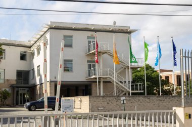 Güneşli bir günde Lizbon, Portekiz 'deki Basf Portekiz ve Domino karargahlarına renkli bayraklar sallanıyor.