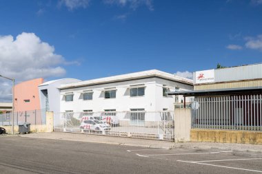 Ctt ekspres depo Lizbon, Portekiz 'de, parlayan mavi gökyüzünün altında kapalı bir alana park etmiş şirket minibüsleri var.