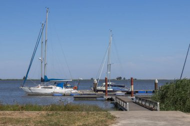 Portekiz, Lizbon yakınlarındaki Tagus nehrindeki küçük bir marinada demirlemiş yelkenliler huzur dolu manzaralar sunuyor.