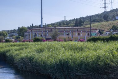 Palha Blanco Bulvarı 'nın manzarası Boğa heykeli, Villa Franca de Xira' da uzun çimenler ve nehir, Portekiz