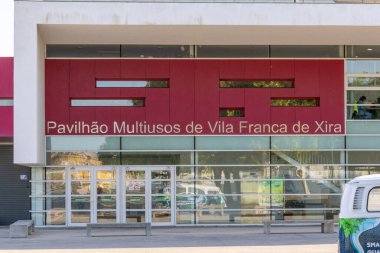 Villanın modern mimarisi franca de xira, Portekiz, kırmızı paneller ve büyük pencereler.