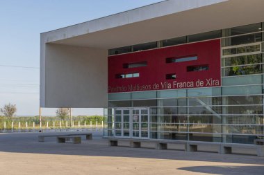 Villadaki çok amaçlı pavyon binasının modern mimarisi franca de xira, Portekiz, çağdaş tasarım ve kentsel altyapı sergilenmektedir.