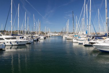 Portekiz, Cascais 'de açık mavi bir gökyüzü altında barış içinde demirlemiş yelkenliler.