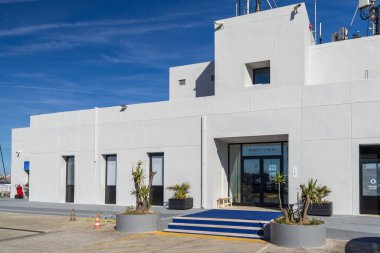 Cascais marinasının modern beyaz binası Cascais, Portekiz 'de açık mavi gökyüzünün altında.