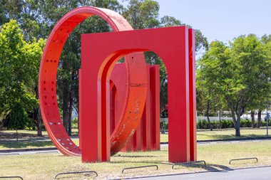 Lizbon, Portekiz 'de tünel sıkıcı makinesini temsil eden Charters de Almeida tarafından tasarlanmış bir parkta bulunan Red Lisbon metro anıtı.
