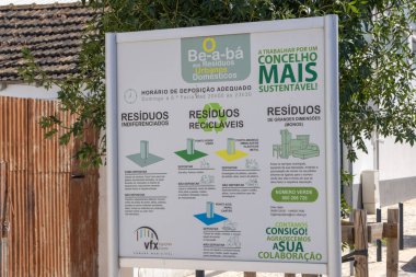 Daha sürdürülebilir bir toplum için uygun atık imhası ve geri dönüşüm prosedürlerini açıklayan Alhandra, Portekiz 'de bilgilendirici işaret