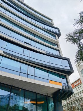 Lisboa Oteli 'nin modern cam cephesi Lizbon, Portekiz' deki dev bir el heykeliyle destekleniyor.