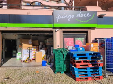 Lisbon, Portekiz 'deki Pingo Dodge süpermarketinin önünde duran eşyalar ve boş paletler ve kasalar.