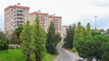 Lizbon, Portekiz 'deki bir yerleşim bölgesinde inşaat işçileri binanın ön cephesini restore ediyorlar.