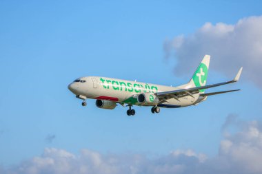 Transavia Boeing 737. Lizbon Humberto Delgado havaalanına iniş, Portekiz.
