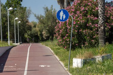 Kırmızı bisiklet yolu ve Portekiz 'deki Alhandra nehri boyunca yaya geçidi sağlıklı yaşam tarzını ve açık hava aktivitelerini destekliyor.